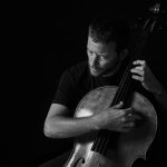 MATTHIEU SAGLIO SOLO – «El violonchelo de los mil acentos» en la galería IN ARTE VERITAS